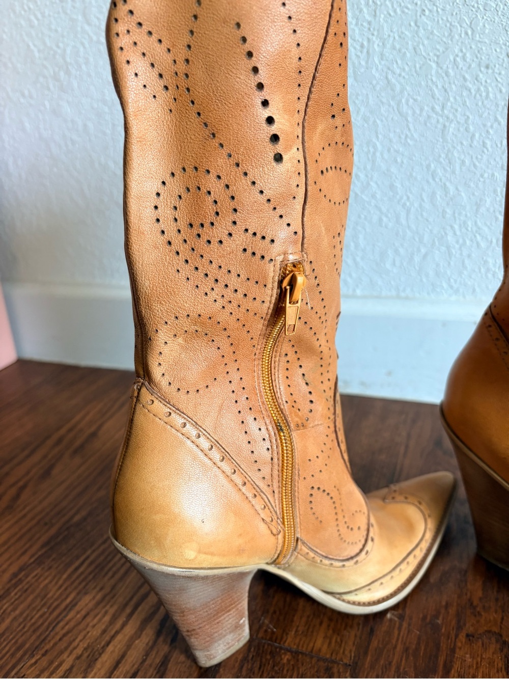 BCBG Niche Leather Western Heeled Perforated Boots Y2k Brown Tan Leather 7.5 - Picture 9 of 16